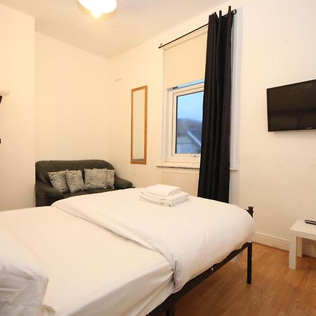 Barton Seaview, Self Catering Studio Apartments, Promenade & Central Beach Location, Families, Couples Or 23 Years Plus Only, Free Parking Blackpool Dış mekan fotoğraf