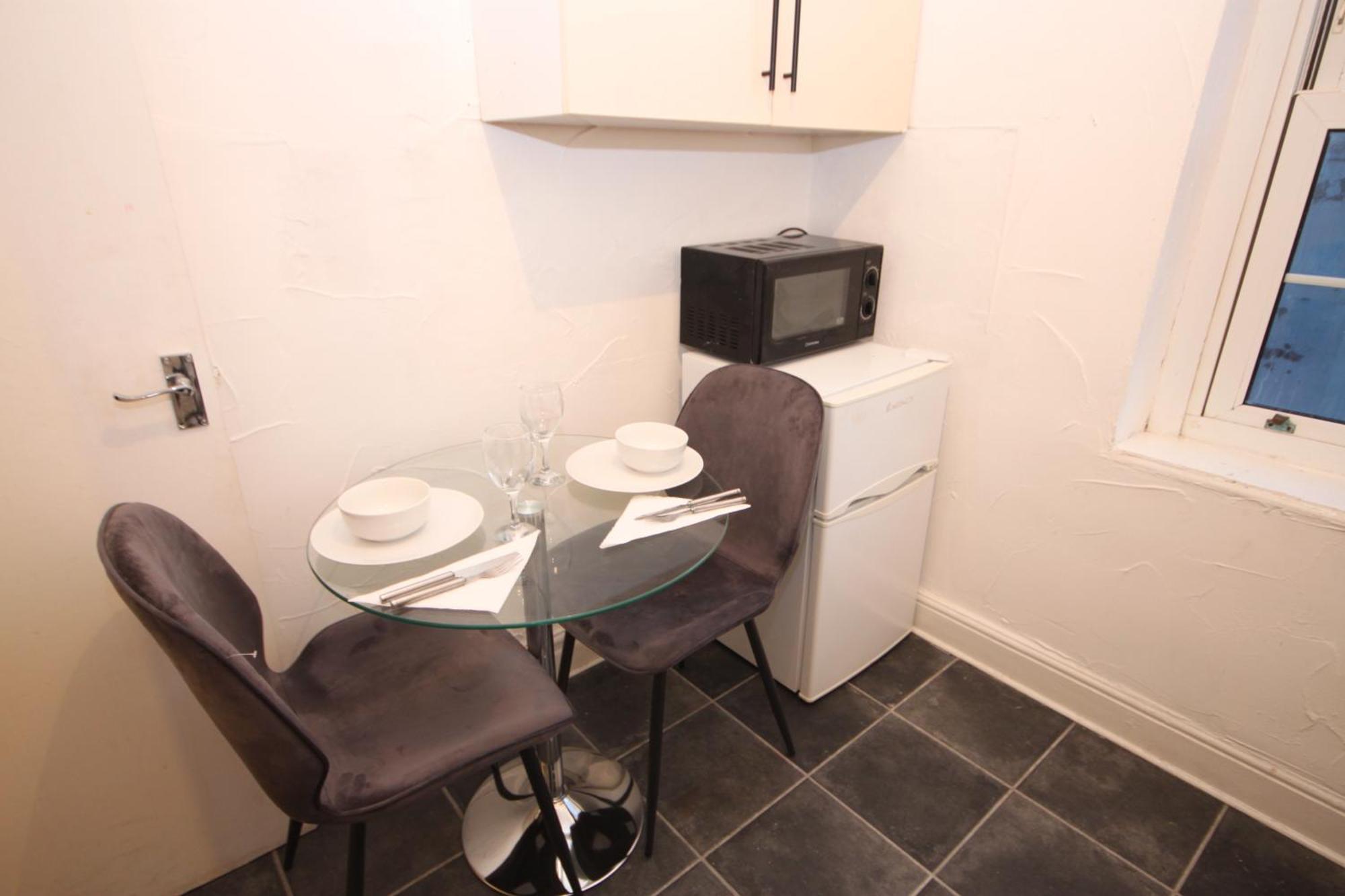 Barton Seaview, Self Catering Studio Apartments, Promenade & Central Beach Location, Families, Couples Or 23 Years Plus Only, Free Parking Blackpool Oda fotoğraf