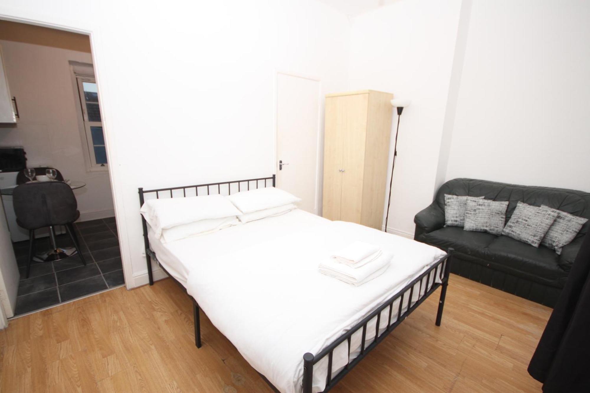 Barton Seaview, Self Catering Studio Apartments, Promenade & Central Beach Location, Families, Couples Or 23 Years Plus Only, Free Parking Blackpool Dış mekan fotoğraf