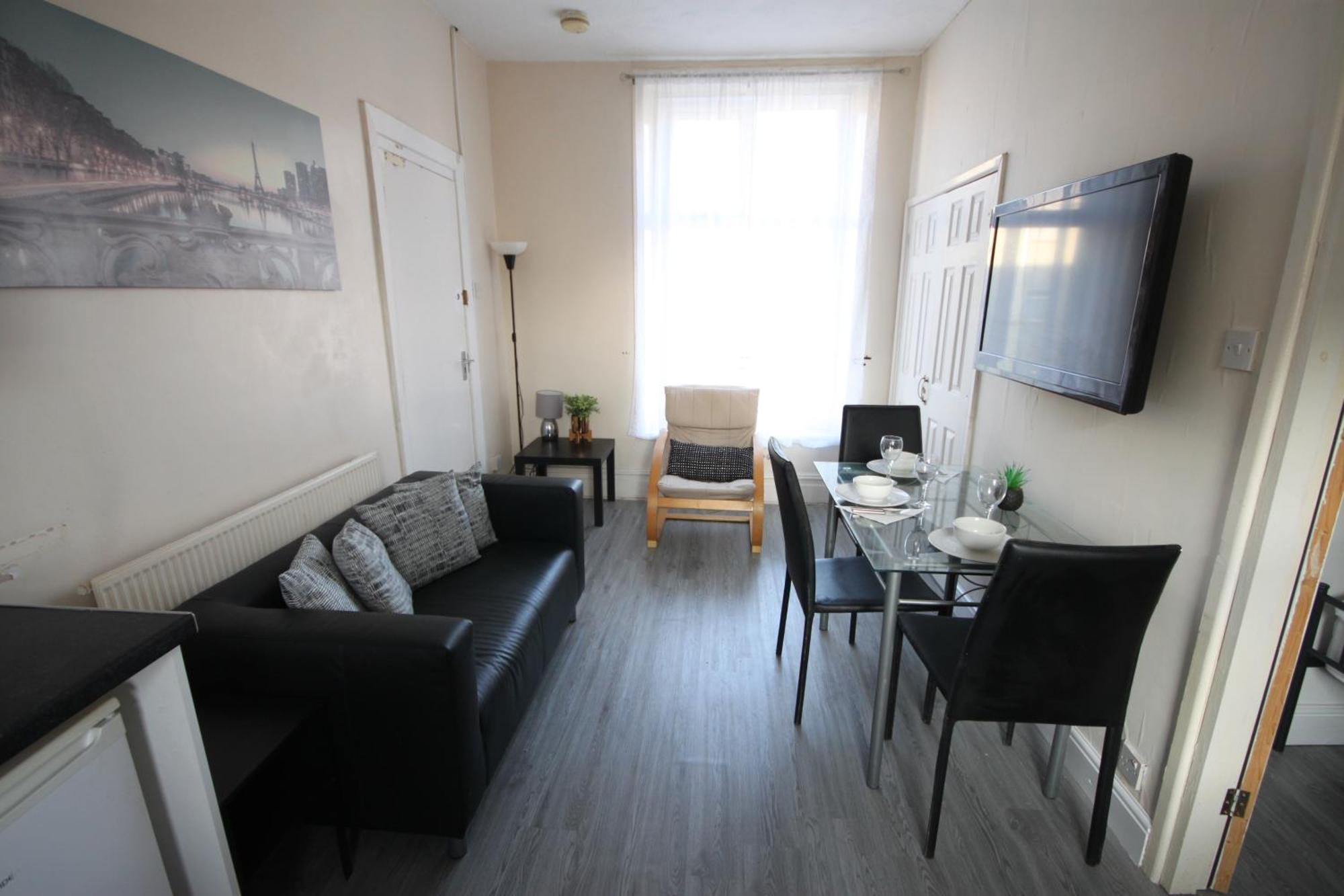 Barton Seaview, Self Catering Studio Apartments, Promenade & Central Beach Location, Families, Couples Or 23 Years Plus Only, Free Parking Blackpool Oda fotoğraf